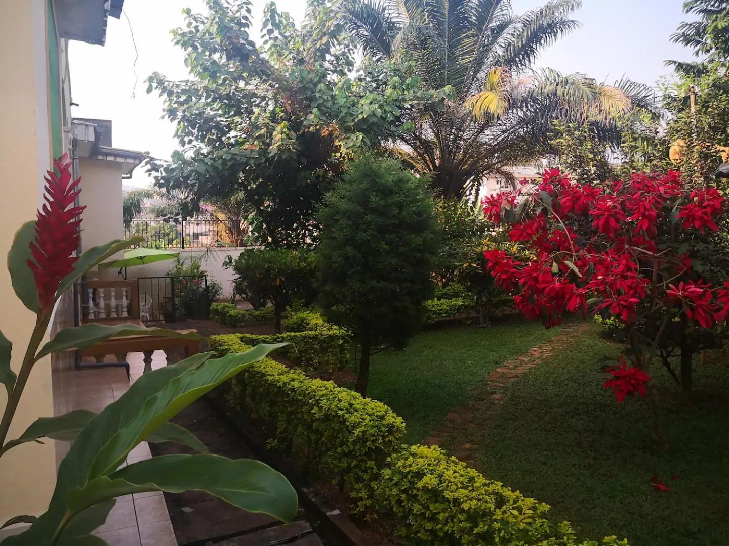 Tout Confort Avec Jardin Entree Bastos Яунде Экстерьер фото